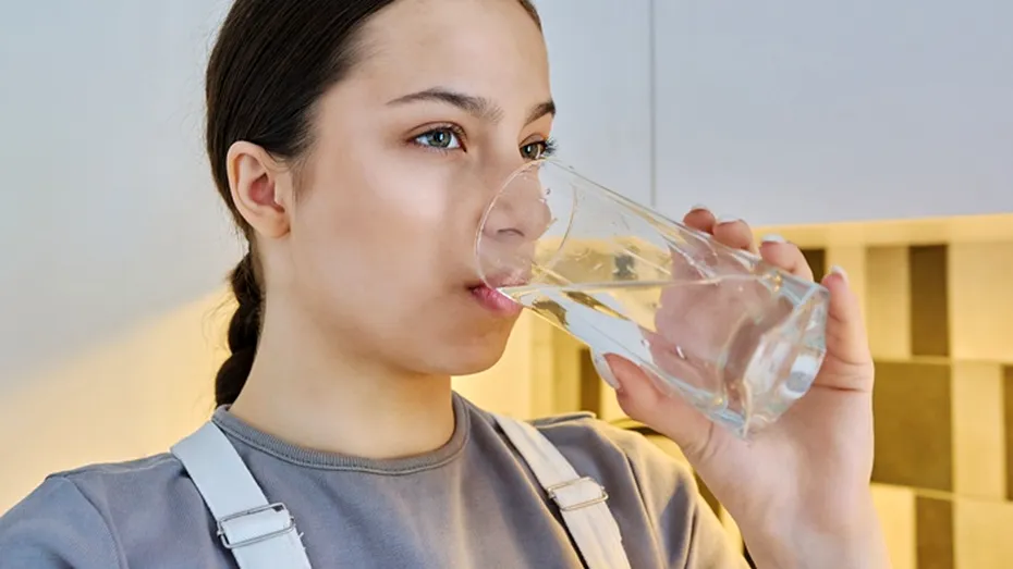 Cum să bei apă fără să te doară burta. Poți ajunge la spital dacă mai faci ASTA