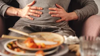 (P) Balonare după masă? Iată cum îți poți ajuta bila să funcționeze normal
