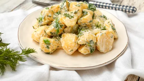 4 rețete delicioase cu cartofi noi pe care le vei găti toată vara. Salata cu maioneză este vedeta sezonului