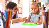 De ce apar ticuri sau gesturi repetitive în perioadele de stres școlar