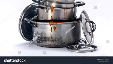 Cum cureți grăsimea întărită de pe oale și cratițe fără apă caldă. Soluții simple care chiar funcționează