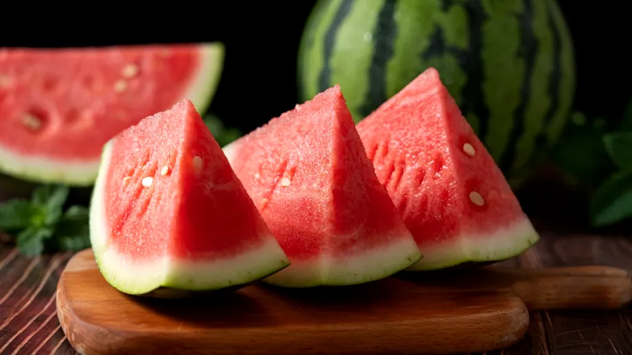 Pepenele roșu tăiat NU se mai strică! Trucurile simple care-l țin proaspăt chiar și 5 zile