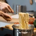 Toți fac asta greșit când fierb pastele. Un chef spune exact câtă sare trebuie să pui în oală