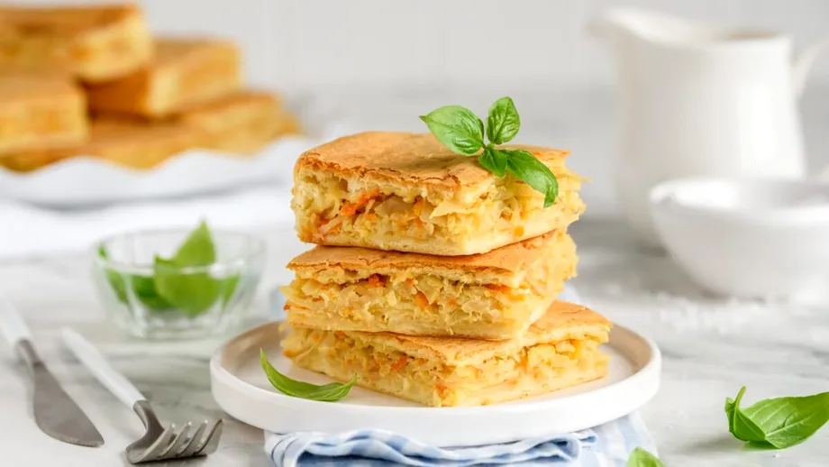 Plăcinte ardelenești rumene, cu varză și boia. Deliciul simplu al postului