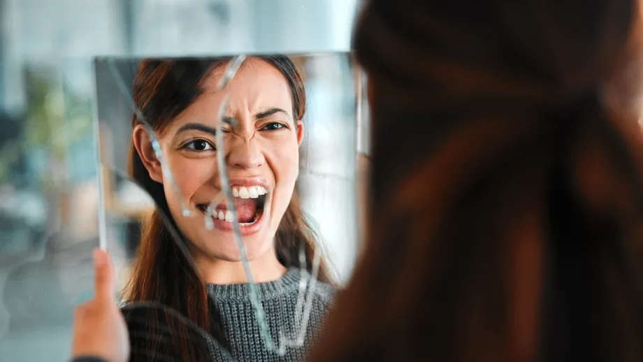 Schizofrenia nu apare brusc! Simptomele timpurii pe care trebuie să le știi