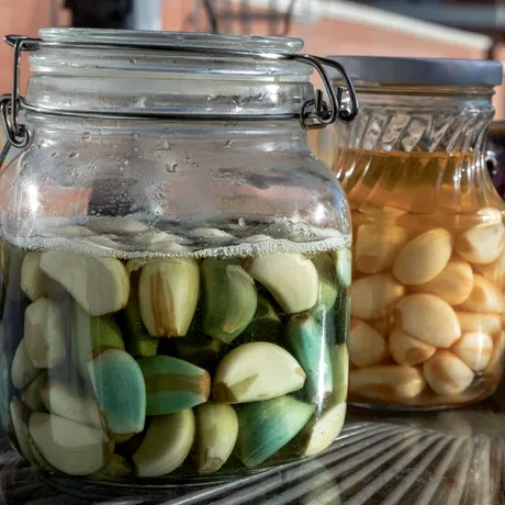 Tonicul din bătrâni cu oțet și usturoi. Este un leac „bun la toate” care întărește organismul