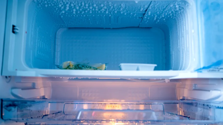 Cum elimini mirosul neplăcut din congelator fără să scoți toate alimentele? Trucul simplu care poate face diferența