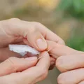 Cum scoți o așchie din deget rapid. Trucul viral pe care trebuie să-l încerci / VIDEO