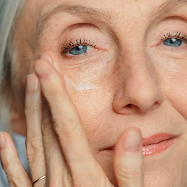 Rutina de îngrijire a pielii care poate „șterge” până la 10 ani de pe chip, fără bisturiu. Secretul unui chirurg estetician