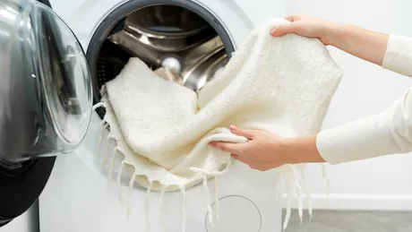 Cum să speli corect hainele din lână. Puloverele nu se vor mai micșora și nu se vor mai scămoșa