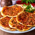 Rețetă de lahmacun, pizza turcească cu carne tocată