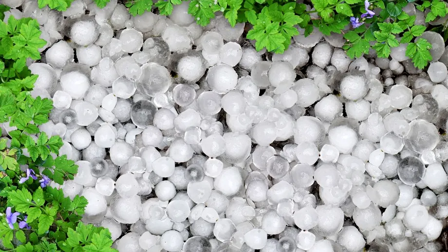 România va fi lovită de furtuni puternice și grindină. ANM a emis alerte cod portocaliu și galben