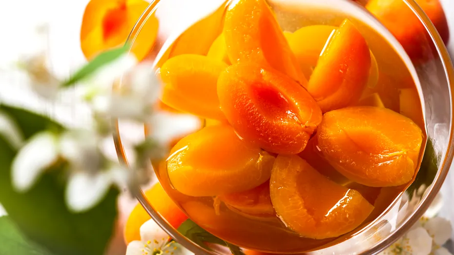 O rețetă inedită de compot de piersici fără zahăr. Ingredientul esențial care păstrează culoarea vie a piersicilor