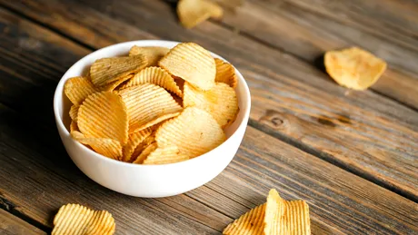 Sunt chipsurile la cuptor mai sănătoase decât cele prăjite? Adevărul te va surprinde