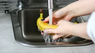 De ce ar trebui să speli bananele înainte să le mănânci. Greșeala pe care mulți o fac în bucătărie