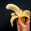 Ce sunt „firele” de pe banane și de ce nu ar trebui să le mai îndepărtezi imediat