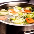 De ce nu este bine să arunci apa în care ai fiert anumite legume. Ce nutrienți pierzi fără să-ți dai seama