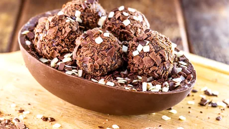 Ouă de ciocolată de Paște - rețeta simplă pe care o poți face împreună cu copiii