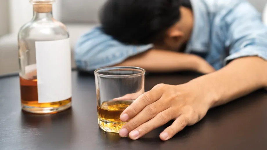 În cât timp iese alcoolul din organism și ce riști dacă te urci la volan