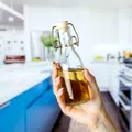 De ce pulverizează unele persoane oțet la ușa casei? Trucul care te poate ajuta enorm