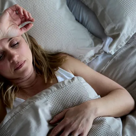 Ce să mănânci înainte de culcare să scapi de bufeuri și să nu mai transpiri noaptea