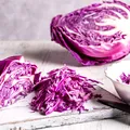 Varza albă sau varza roșie? Care e diferența dintre ele din punct de vedere nutrițional și care e mai sănătoasă