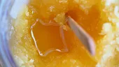 Cristalizarea mierii, un indicator că este stricată? Cum să o aduci înapoi la starea lichidă