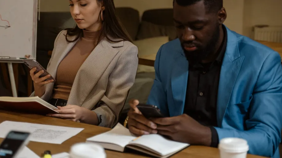 Cum să te comporți la locul de muncă cu un coleg toxic