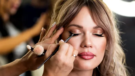 Cum să îți faci lifting facial cu ajutorul machiajului. Patru trucuri cu care poți să ascunzi ridurile și să scapi de aspectul pleoapelor căzute