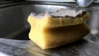 Cât de des trebuie să schimbi buretele de vase. Semnele care arată că e nevoie de unul nou