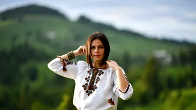 Ia românească, piesa-vedetă a verii 2026. Cu ce o porți pentru un look modern și sofisticat
