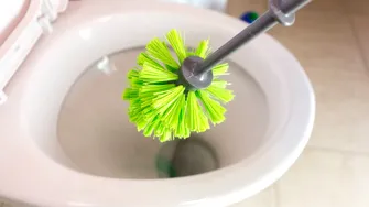 Cum să cureți corect peria de toaletă și la cât timp trebuie să o schimbi cu una nouă