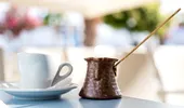 Cafeaua grecească autentică: secretul gustului intens și al spumei perfecte. Cum se prepară Ellinikos Kafes / VIDEO