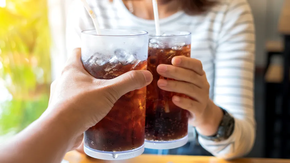Ce se întâmplă dacă bei cola în fiecare zi?