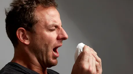 Când devine strănutul semnal de alarmă? Ce-ți spune organismul când strănuți des sau intens