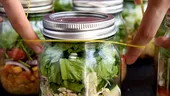 De ce e bine să pui un elastic pe borcan înainte de a-l deschide? Secretul pe care mulți români nu îl cunosc