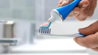 De ce nu trebuie să udăm niciodată periuța înainte să ne spălam pe dinți. Sfaturile stomatologului
