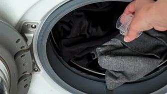 Hainele negre se decolorează după spălare? Trucul simplu pe care multe gospodine îl folosesc
