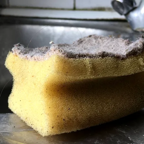 Mare atenție la aceste obiecte pe care le folosești zilnic. Sunt mai murdare decât vasul de toaletă!