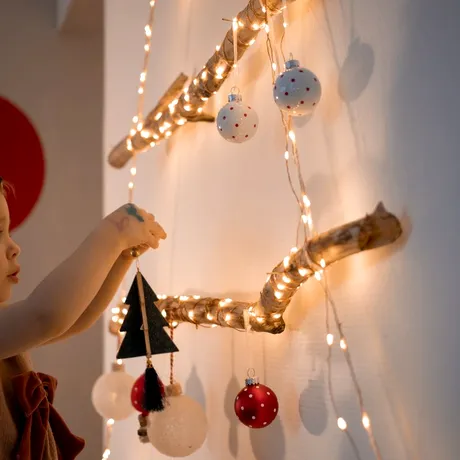 Cum să faci un brad de Crăciun din crengi. 10 modele de brazi împodobiți care arată spectaculos