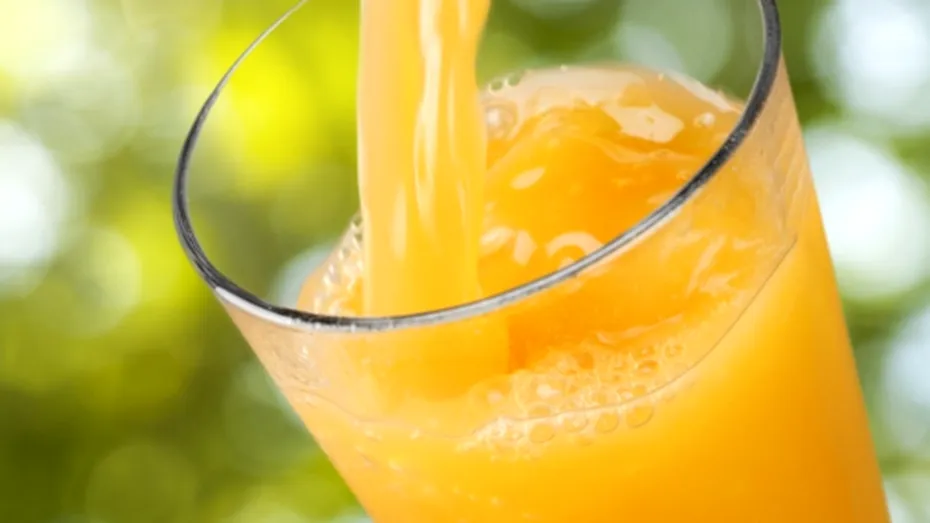Sucul de portocale din comerţ, cocteil de conservanţi, coloranţi, zahăr. Află ce boli poate provoca