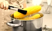 Cum cureți un știulete de porumb fără să împrăștii boabele prin toată bucătăria