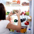 Pune un pliculeț de ceai în frigider și vezi ce se întâmplă. Metoda care elimină mirosurile neplăcute