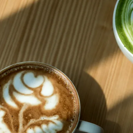 Matcha vs. Cafea: O alternativă populară printre tinerii din Generația Z