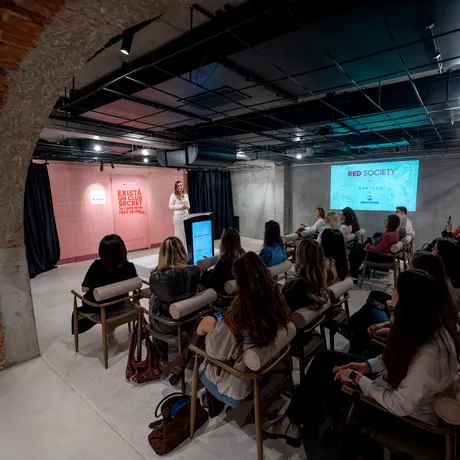 (P) RED Society: primul program din România care oferă elevelor și studentelor produse menstruale și consultații ginecologice la 50% reducere