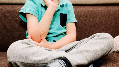 „Dureri de creștere” sau artrită juvenilă? Semnele care ar trebui să îi trimită pe părinți la medic
