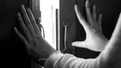 Un bărbat a cumpărat o casă cu o ușă secretă. Când a deschis-o, a încremenit de spaimă! Ce se afla în spatele acesteia