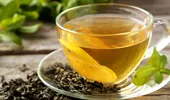 Nu bea ceai verde dacă iei aceste pastile! 12 medicamente care pot interacționa cu ceaiul verde