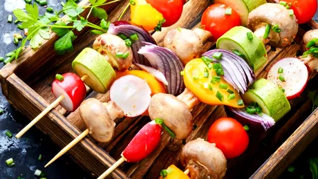 Kebab vegetarian la cuptor sau grătar - rețetă ușoară, de vară, cu multe legume și puține calorii
