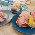 De ce își umple românii farfuriile la „all inclusive”? Nu e vorba despre lăcomie! Care este motivul real, explicat de psihologi